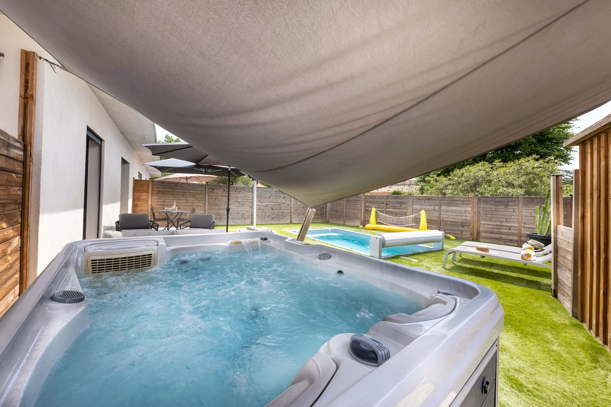 Piscine chauffée arrière-pays niçois Côte d’Azur Piscine chauffée dans l’arrière-pays niçois pour un séjour romantique sur la Côte d’Azur
