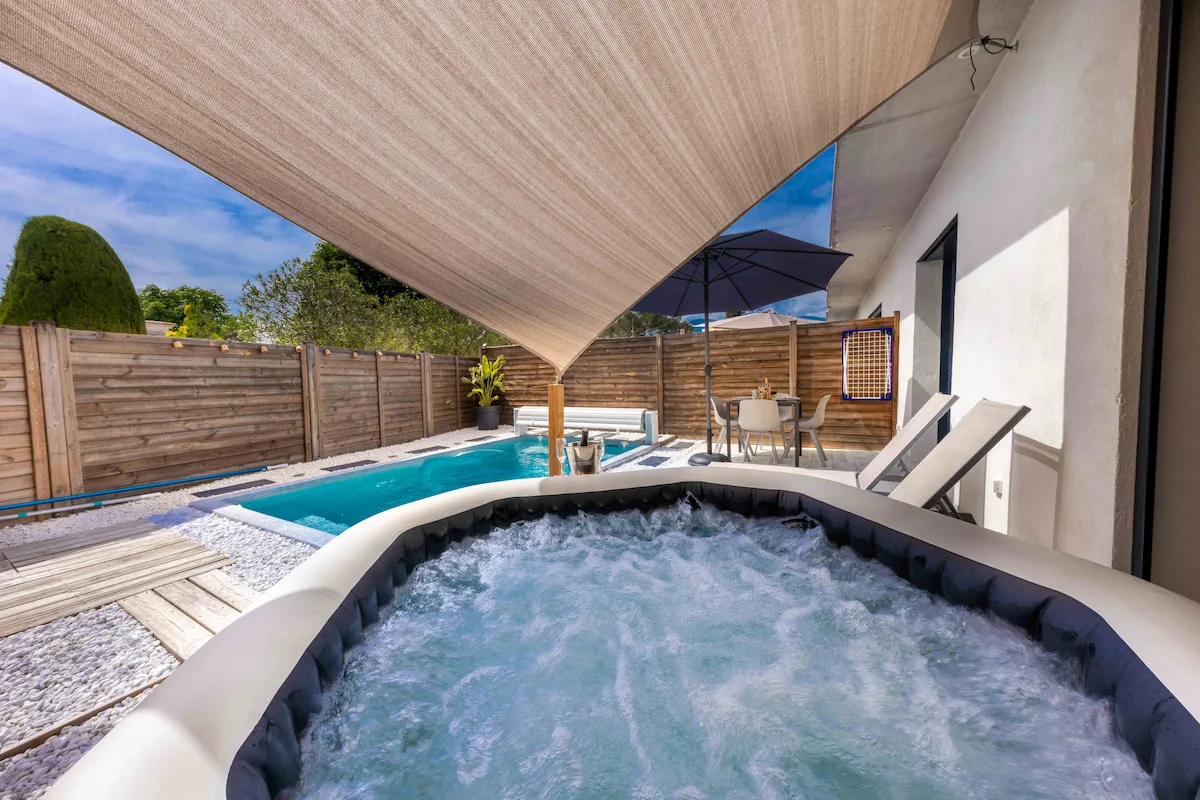 Location vacances avec piscine privée et jacuzzi sur la Côte d’Azur
