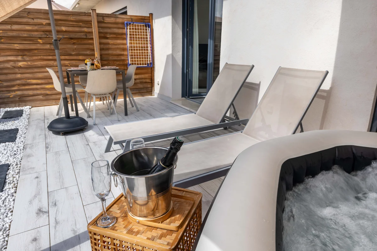 terrasse-ensoleillee-jacuzzi-parasol-gites-domaine-de-la-chapelle