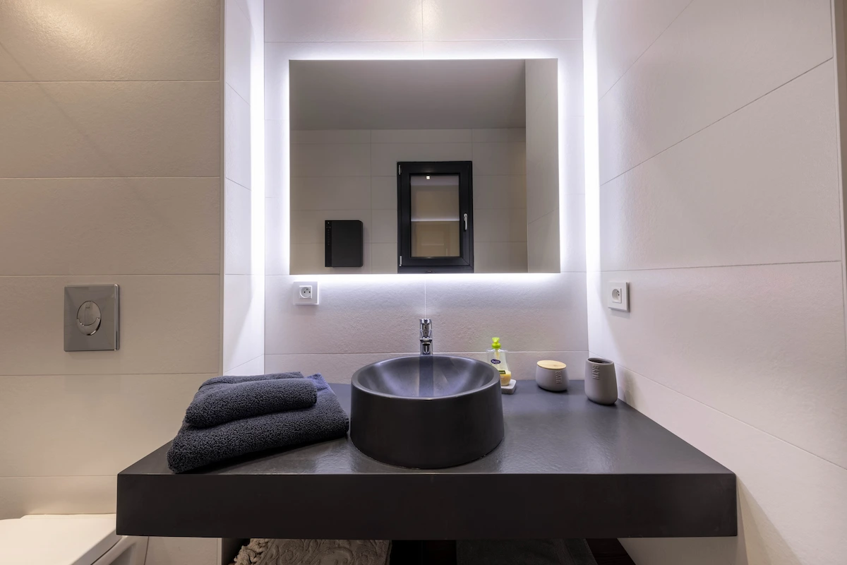 terrasse-ensoleillee-jacuzzi-parasol-gites-domaine-de-la-chapelle