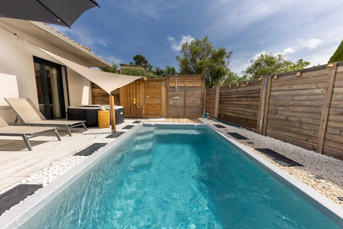 Hébergement romantique proche de Grasse Piscine chauffée et jacuzzi privatif proche de Grasse