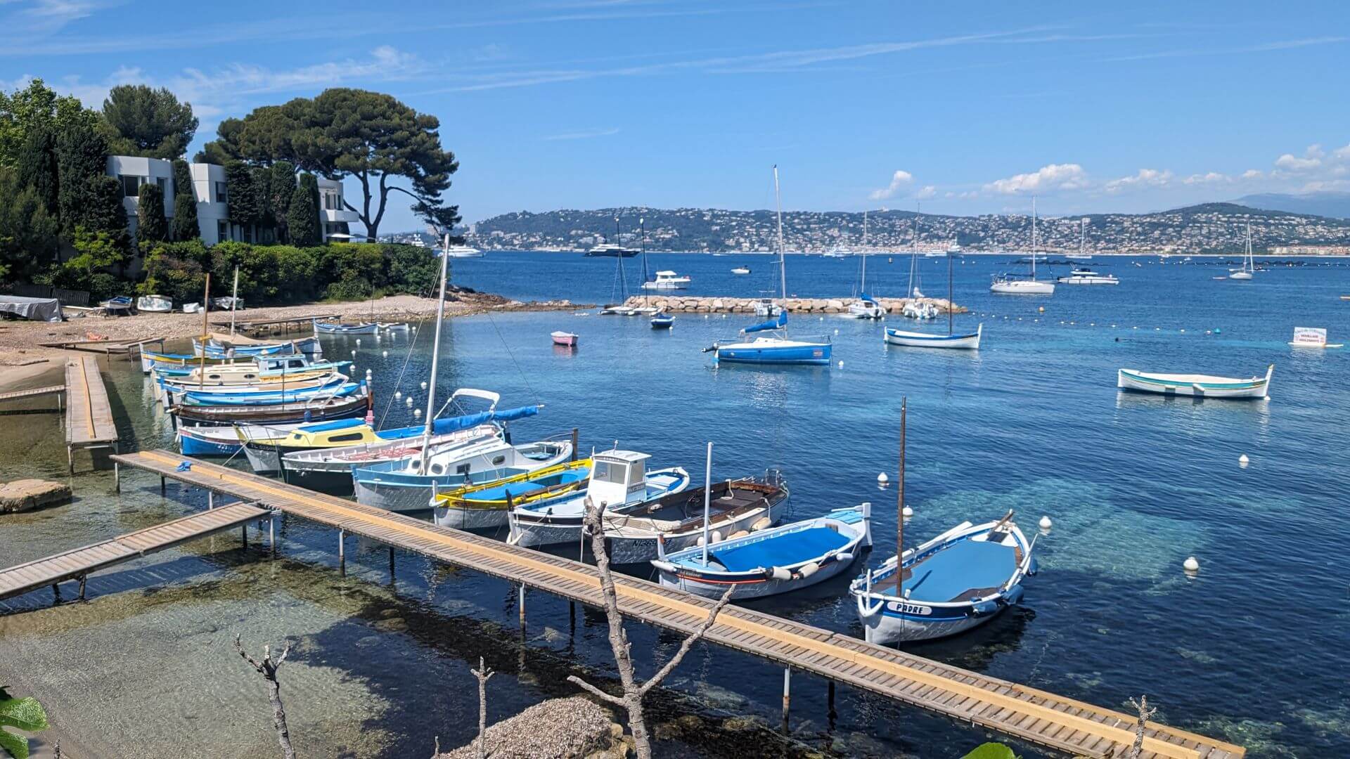 Port de l’Olivette à Antibes au coucher du soleil, proche des Gîtes Domaine de la Chapelle sur la Côte d’Azur<br />

