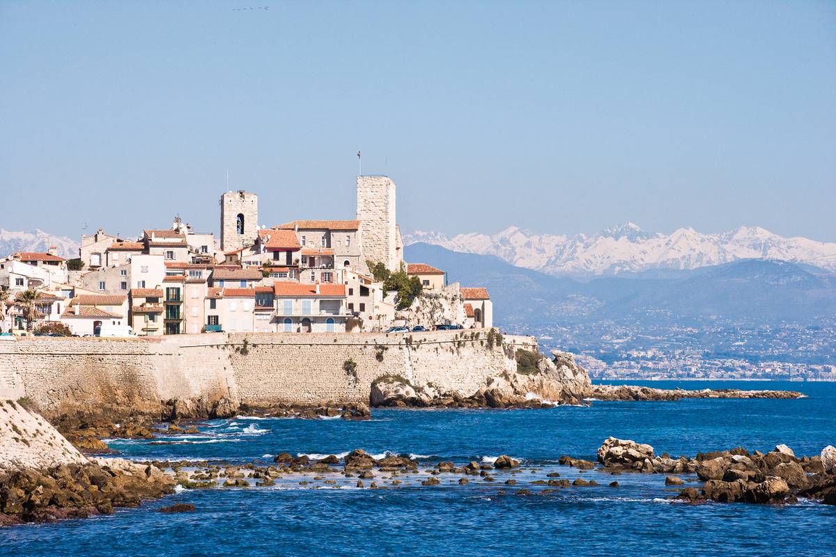 Vieil Antibes et ses remparts sur la Côte d’Azur, vue sur la mer