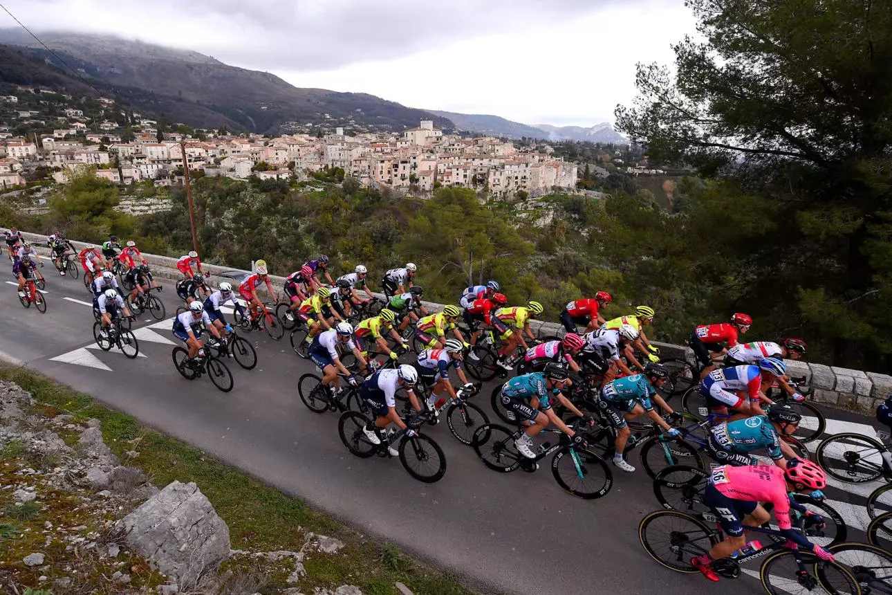 Course cycliste à Vence dans les Alpes-Maritimes en montagne sur la Côte d’Azur
