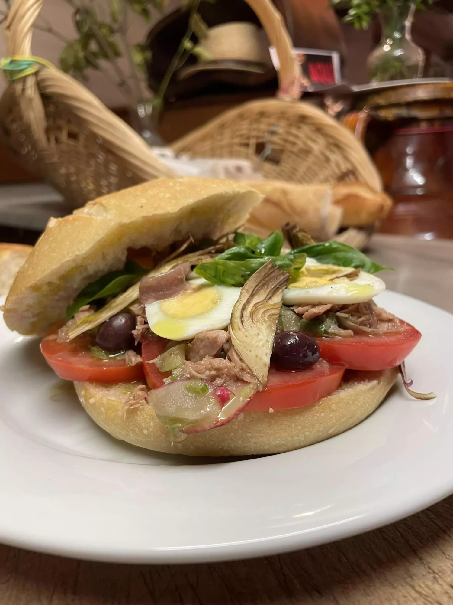 Pan bagnat, spécialité niçoise traditionnelle parmi les spécialités culinaires de Nice sur la Côte d’Azur