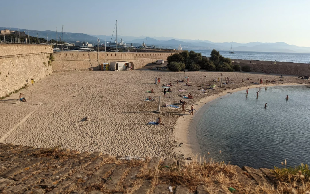 Plages d’Antibes Juan-les-Pins : les plus belles plages à découvrir sur la Côte d’Azur
