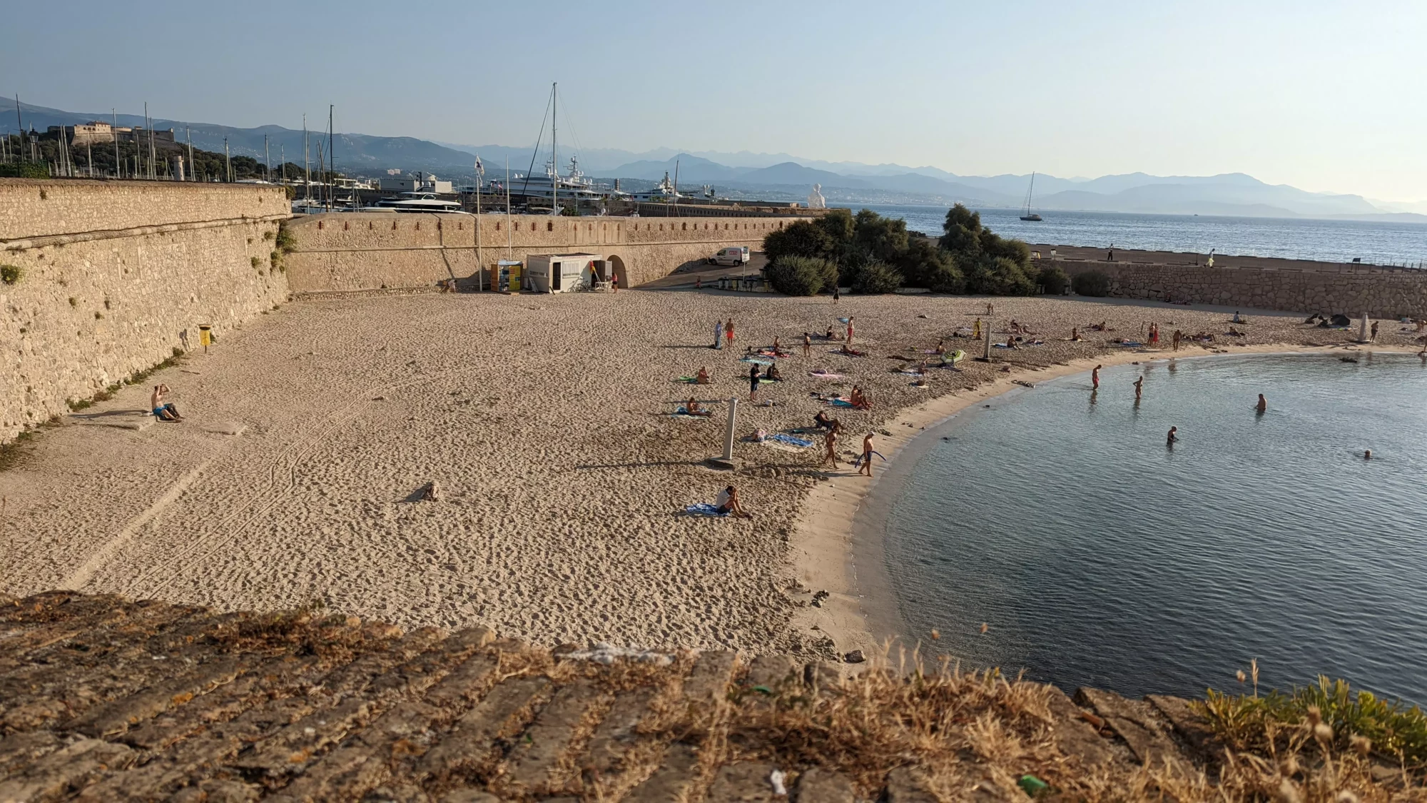 Plage de la Gravette à Antibes avec vue sur les remparts et la mer turquoise