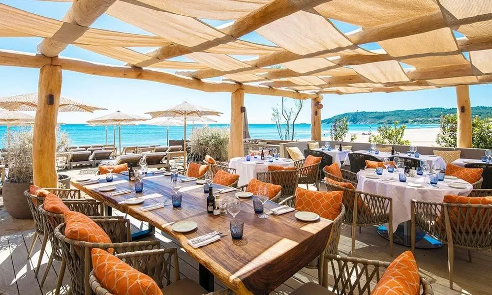 terrasse restaurant vue mer côte d’azur avec tables face à la mer