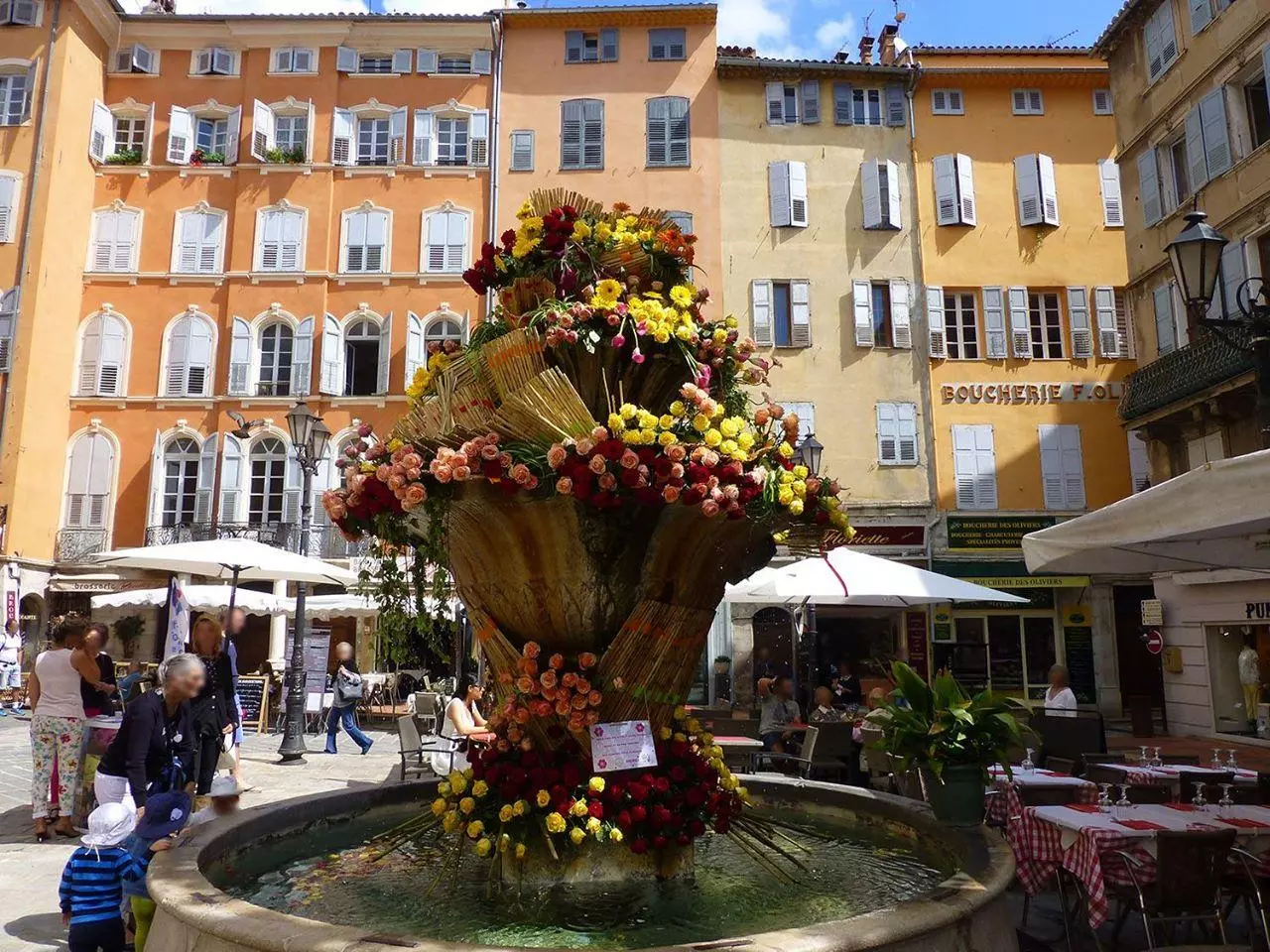 Grasse Rose Expo floral fountain Expo Rose de Grasse fontaine décorée de roses dans le centre-ville