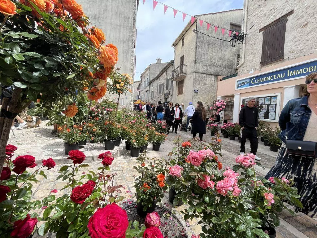 Rose Festival La Colle-sur-Loup 2026 Fete des roses La Colle sur Loup decorations florales dans le village
