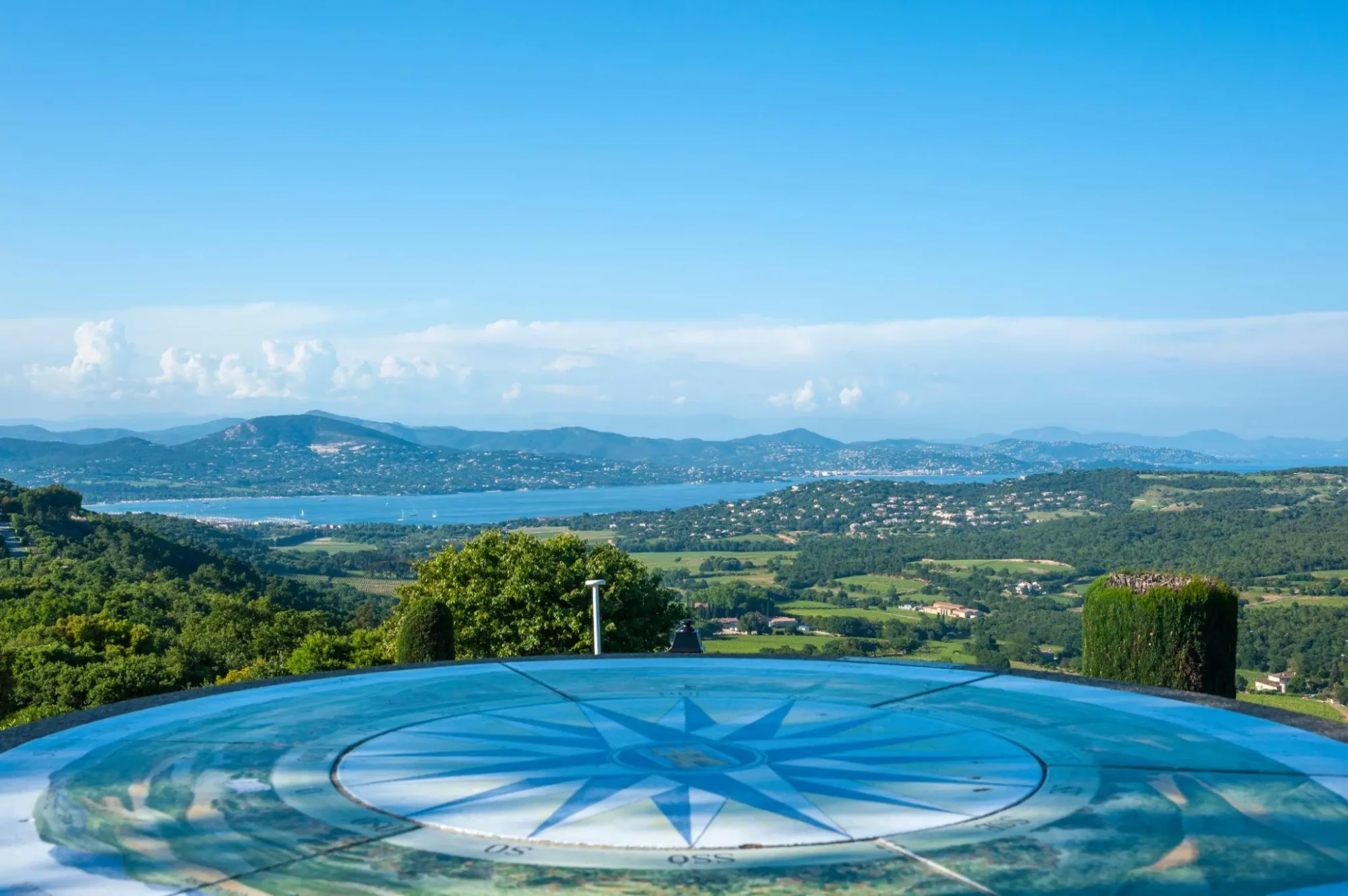 Gassin Côte d’Azur Vue panoramique du village perché de Gassin sur le golfe de Saint-Tropez