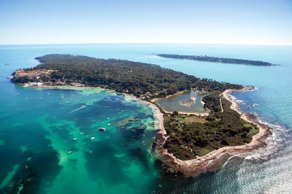 Vue des îles de Lérins face à Cannes sur la Côte d’Azur