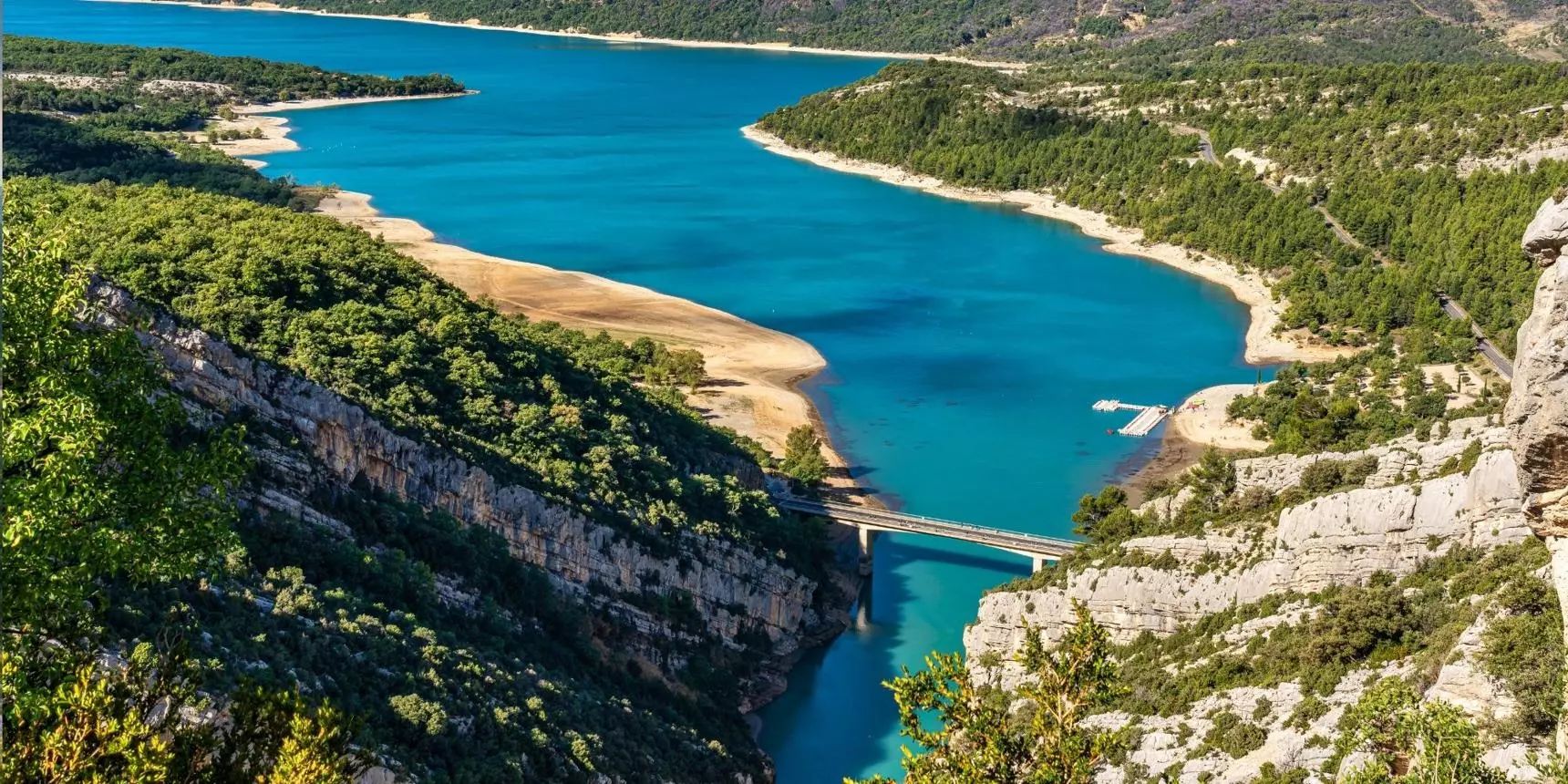 Lac de Sainte-Croix et Verdon en Provence Vue panoramique du lac de Sainte-Croix en Provence avec eau turquoise
