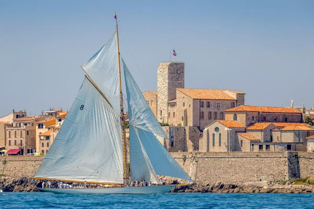Les Voiles d Antibes 2026 Les Voiles d Antibes regates de voiliers historiques sur la Cote d Azur