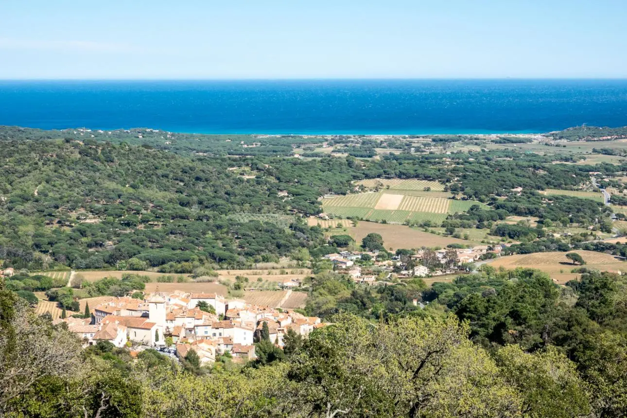 Ramatuelle vue mer Côte d’Azur Vue du village de Ramatuelle sur le golfe de Saint-Tropez et la Méditerranée