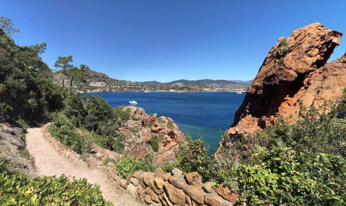 Texte alternatif : Sentier du littoral sur la Côte d’Azur avec vue mer turquoise et criques sauvages