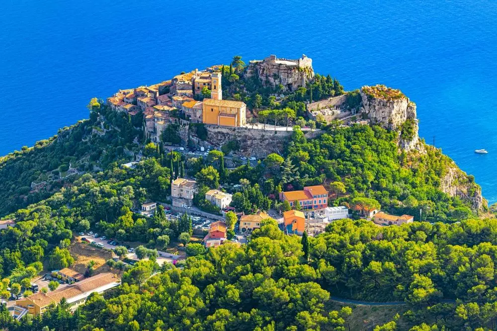 Èze village perché sur la French Riviera Village perché d’Èze sur la Côte d’Azur avec vue panoramique sur la Méditerranée