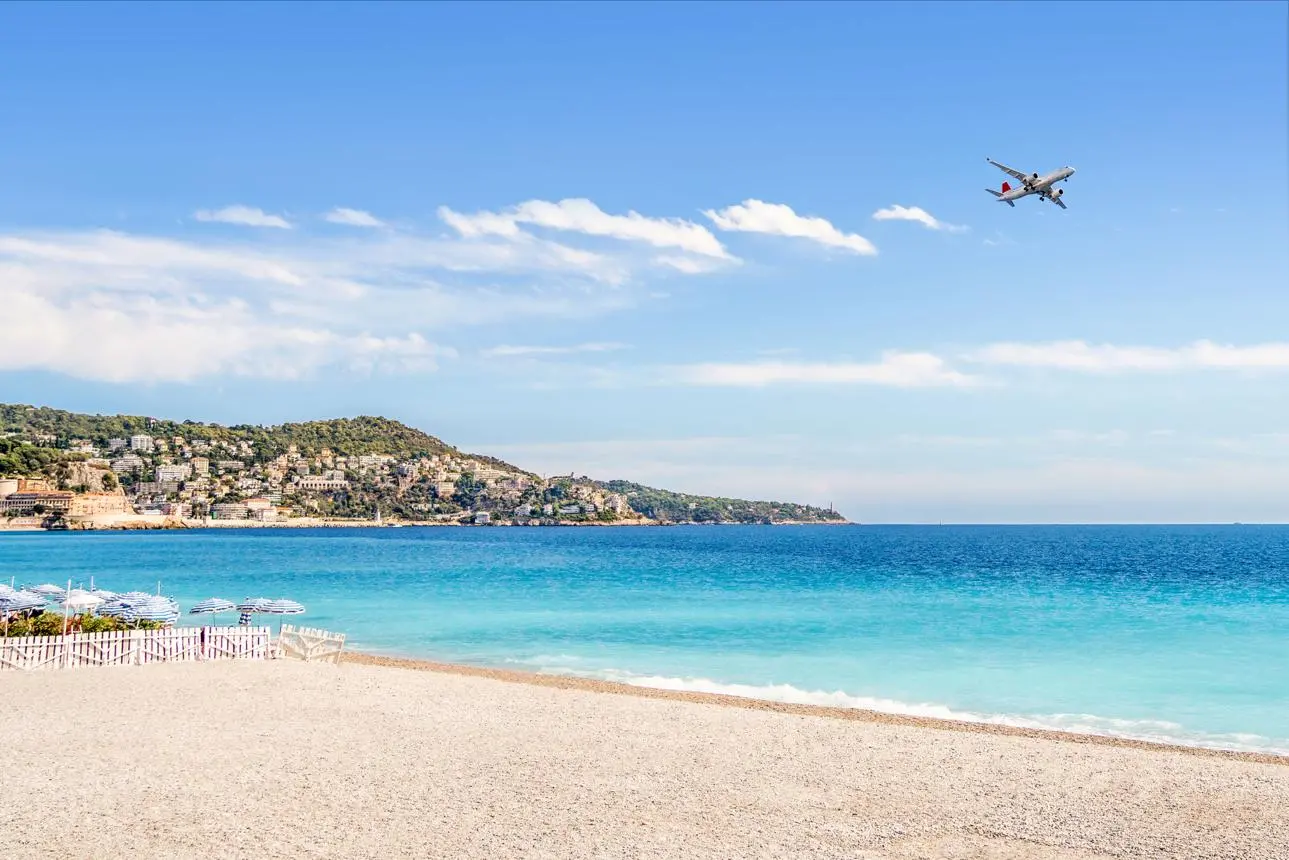 Hébergement proche aéroport de Nice – Gîtes Domaine de la Chapelle Avion en approche sur la plage de Nice Côte d'Azur