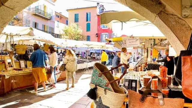 Marché provençal Côte d’Azur – étals colorés sous les arcades Marché provençal sous les arcades Côte d'Azur village médiéval