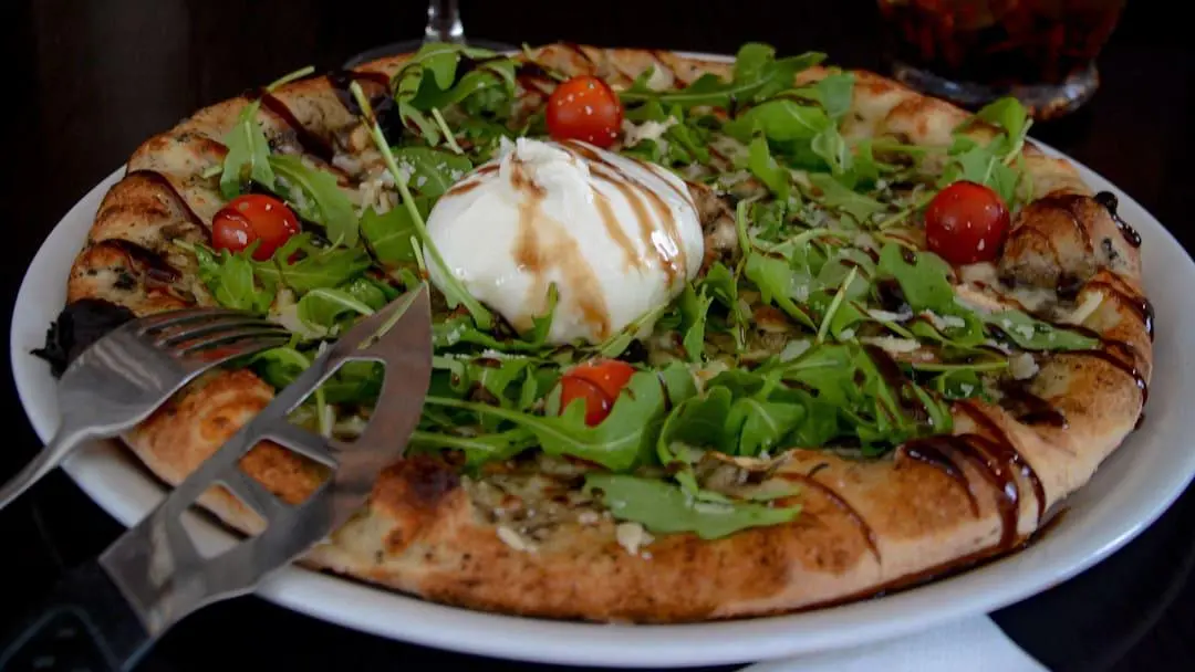 Meilleure pizza Côte d’Azur – burrata et roquette Pizza burrata roquette tomates cerise sur la Côte d'Azur
