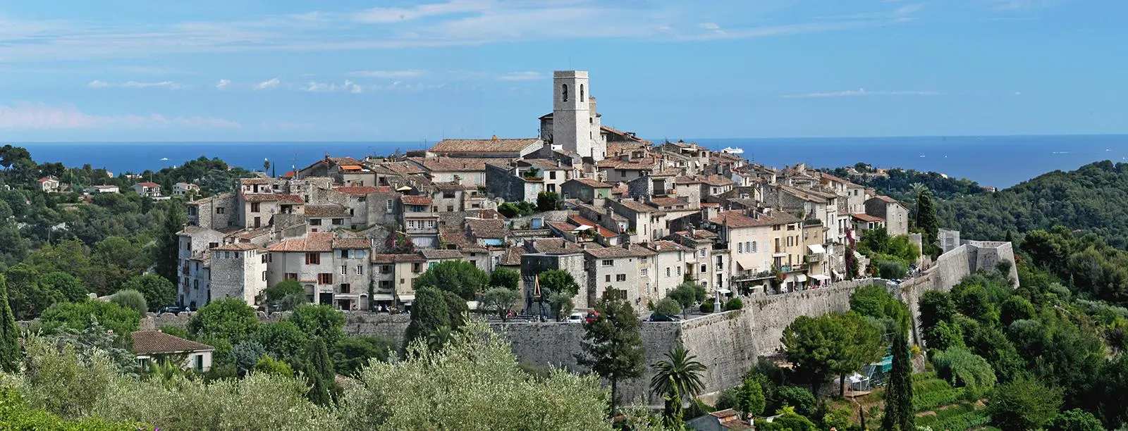 Villages incontournables autour de Nice – Saint-Paul-de-Vence remparts et mer Saint-Paul-de-Vence village médiéval perché remparts et mer Côte d'Azur