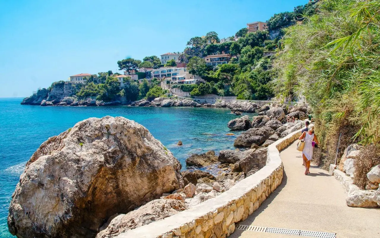 Balade romantique bord de mer French Riviera – sentier du littoral Sentier du littoral bord de mer French Riviera rochers et villas