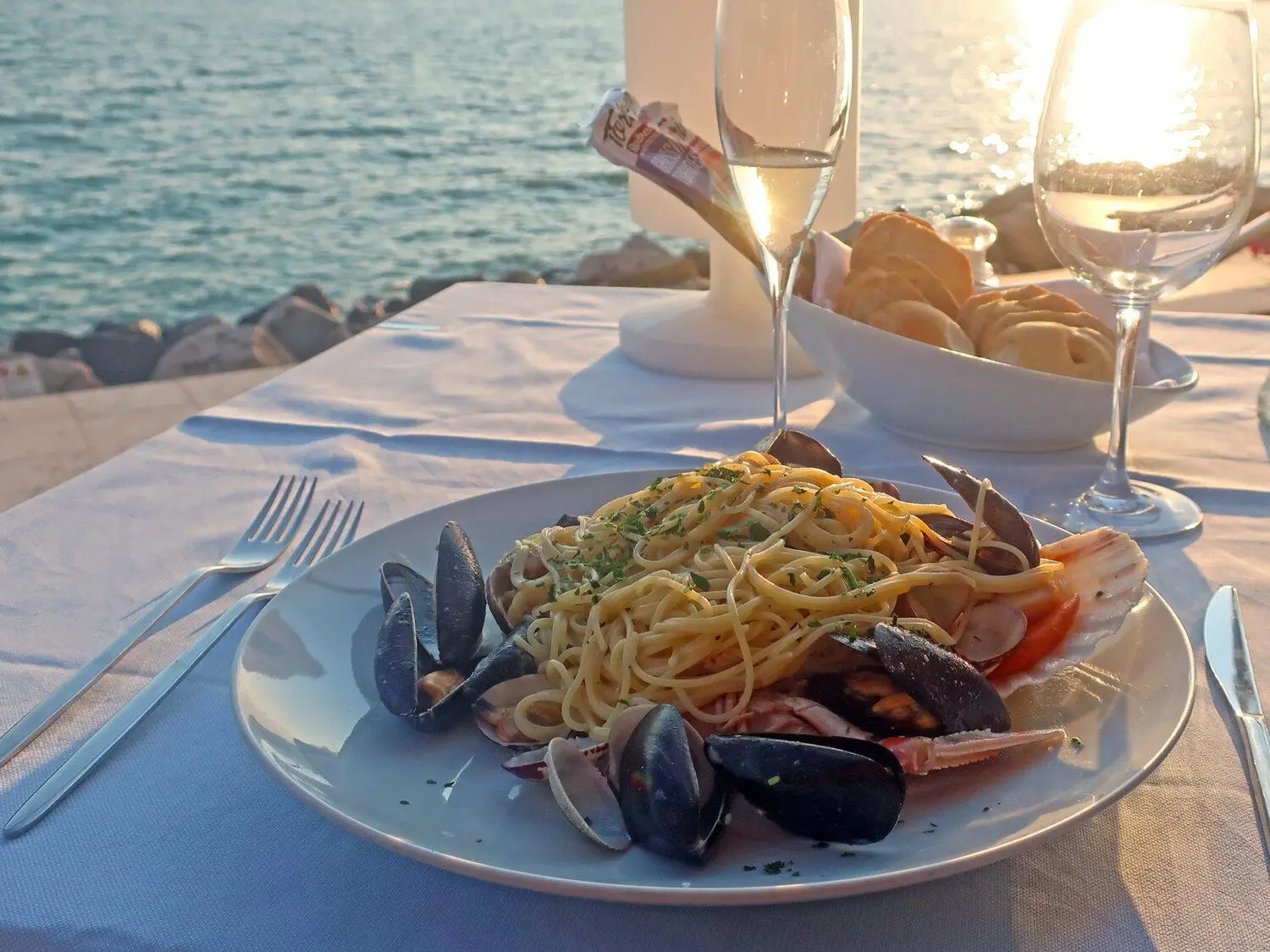 Spaghetti aux fruits de mer en terrasse vue mer Côte d'Azur