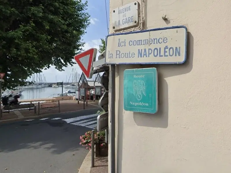 Route Napoléon Côte d’Azur – panneau de départ à Golfe-Juan et l’aigle Route Napoléon Côte d'Azur panneau Ici commence la Route Napoléon Golfe-Juan