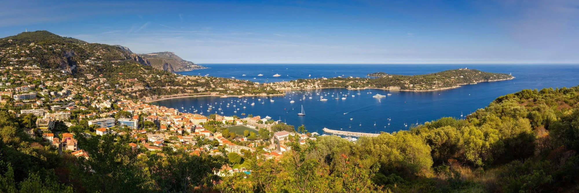 Saint-Jean-Cap-Ferrat – vue panoramique presqu’île baie et voiliers entre Nice et Monaco Saint-Jean-Cap-Ferrat presqu'île vue panoramique baie et voiliers Côte d'Azur