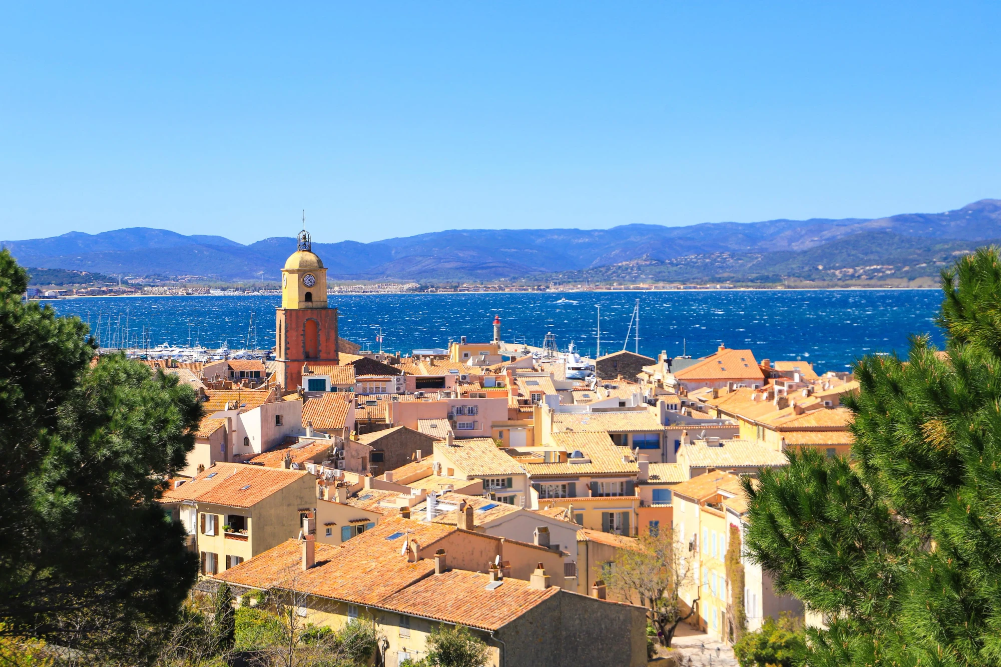Saint-Tropez village mythique de la Côte d’Azur Vue du vieux port de Saint-Tropez sur la Côte d'Azur avec ses façades colorées et ses yachts