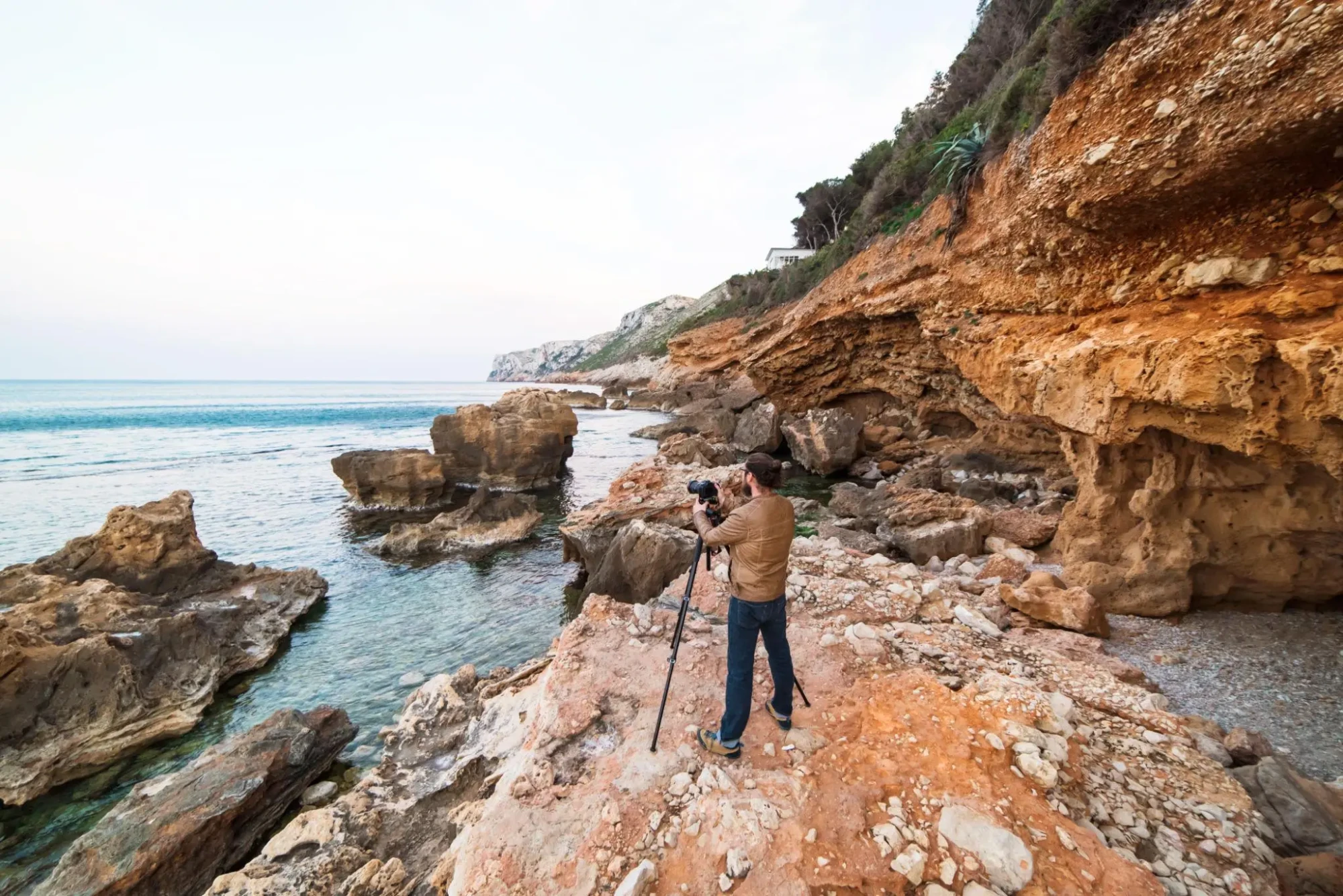 Spot photo Côte d’Azur – photographe sur les rochers au bord de la mer Photographe sur les rochers du sentier du littoral Côte d'Azur