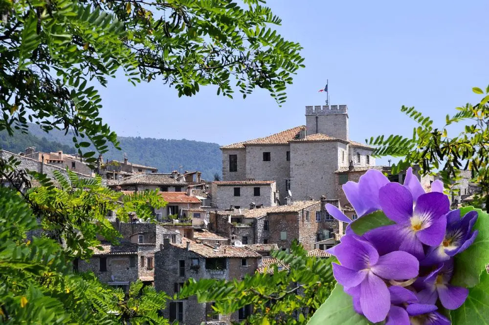 Vue du village perché de Tourrettes-sur-Loup sur la Côte d’Azur