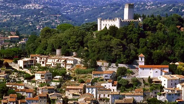 Villeneuve-Loubet – château médiéval et village provençal Côte d’Azur Villeneuve-Loubet village médiéval château et collines arrière-pays niçois