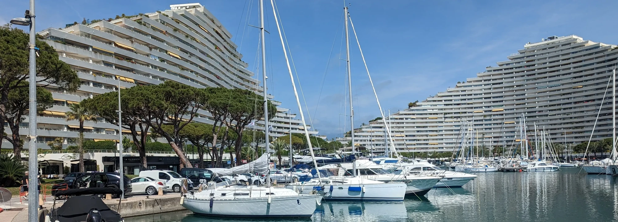 Marina Baie des Anges – les immeubles-vagues iconiques face à la Méditerranée à Villeneuve-Loubet