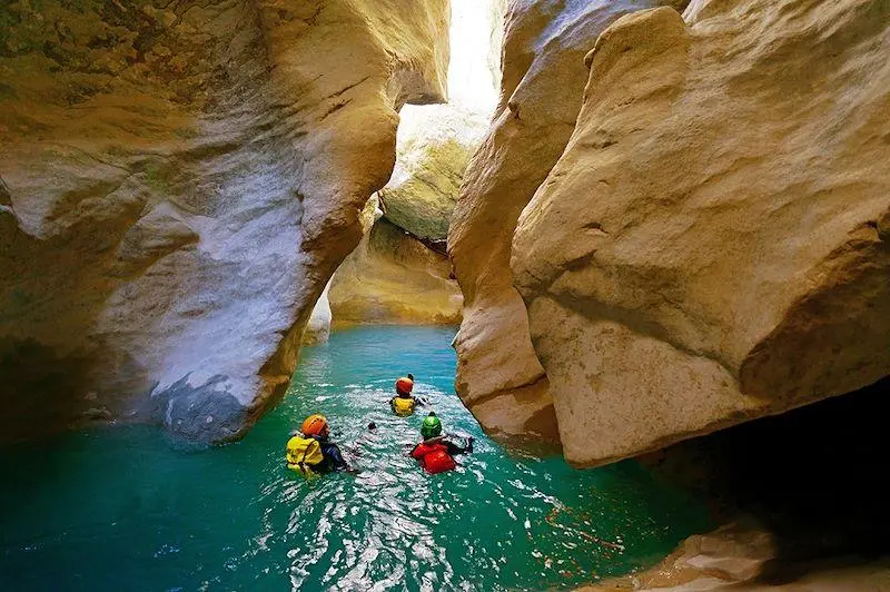 Canyoning Alpes-Maritimes – descente dans les gorges aux eaux turquoise Canyoning Alpes-Maritimes descente gorges eau turquoise arrière-pays niçois