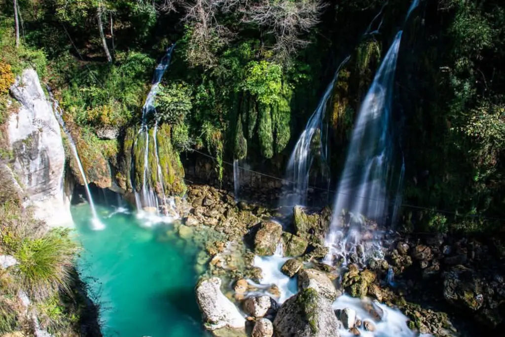 Gorges du Loup – cascade de Courmes et falaises du canyon dans les Alpes-Maritimes Gorges du Loup – cascade de Courmes et falaises du canyon dans les Alpes-Maritimes