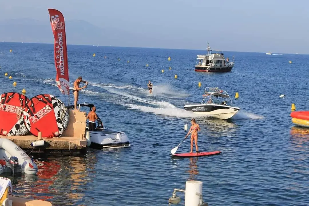 Idées de vacances French Riviera – activités nautiques paddle et ski nautique Idées de vacances French Riviera activités nautiques paddle ski nautique et bateau en mer