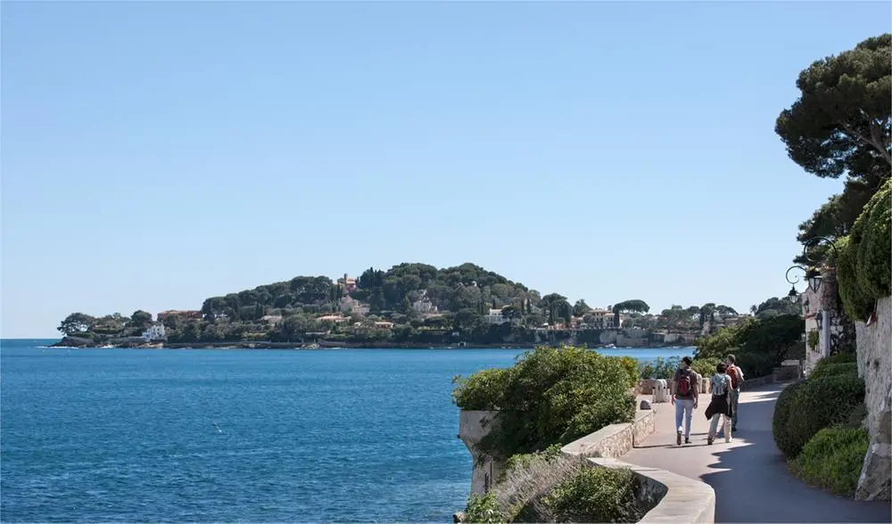 Itinéraire détente et soleil sur la Côte d’Azur – promenade sur le sentier du littoral face à la mer Itinéraire détente et soleil sur la Côte d'Azur promenade sur le sentier du littoral face à la mer