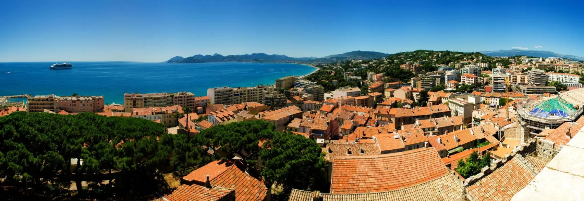Le Suquet à Cannes – panorama sur les toits du vieux village, la baie et le massif de l’Estérel Le Suquet à Cannes panorama sur les toits du vieux village la baie et le massif de l'Estérel