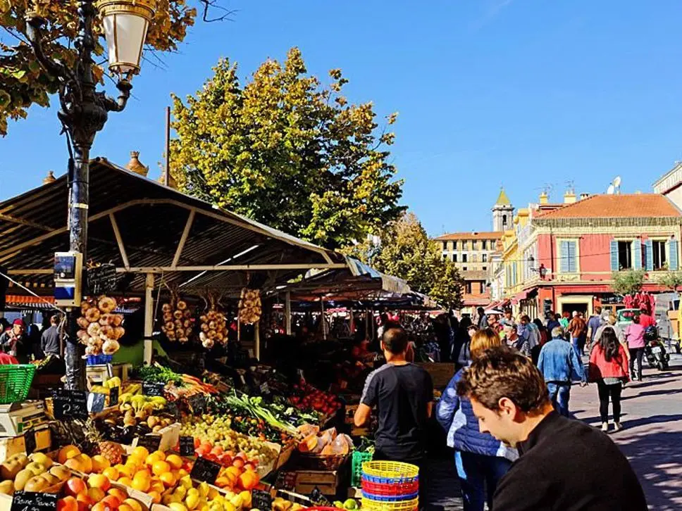 Les 6 marchés incontournables de Nice Marchés de Nice – étals de fleurs et de primeurs colorés du cours Saleya dans le Vieux Nice
