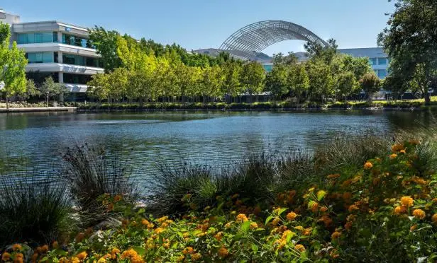 Sophia Antipolis – Que faire après une journée de travail ? Lac et bâtiments de Sophia Antipolis sur la Côte d'Azur, à proximité de nos gîtes à Roquefort-les-Pins