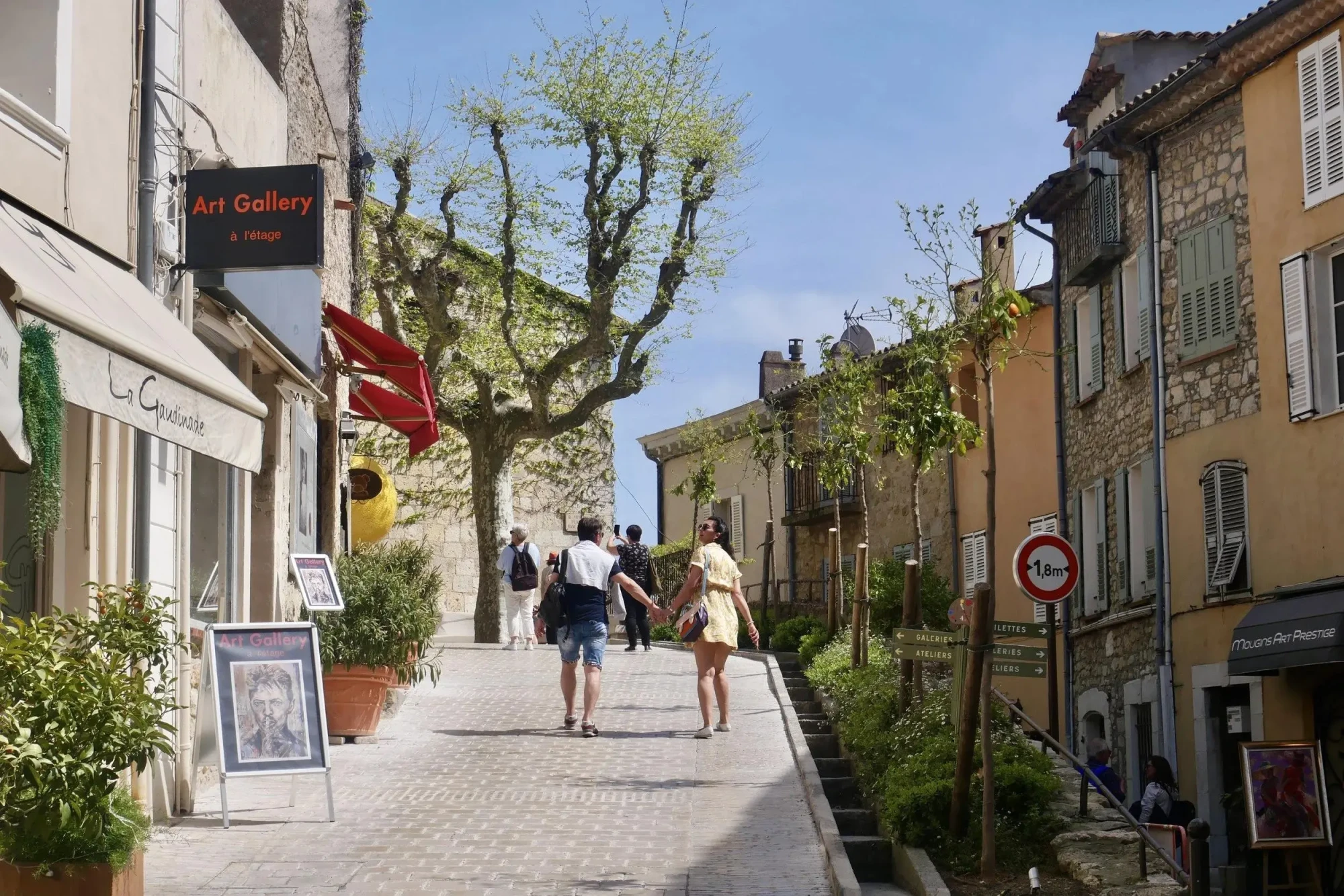 Que faire sur la Côte d’Azur hors saison – village perché et galeries d’art Que faire Côte d'Azur hors saison ruelle village perché galeries d'art au calme