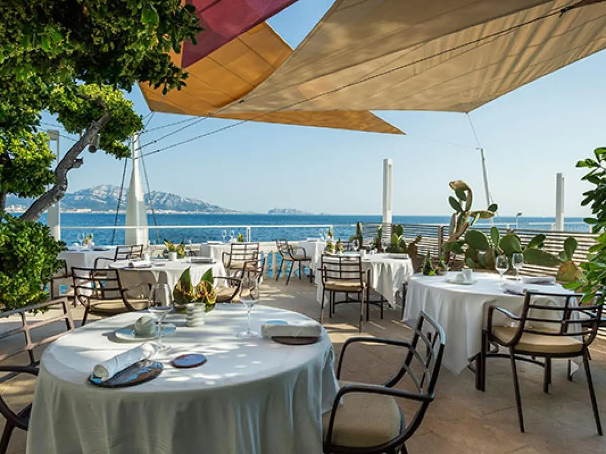 restaurants-etoiles-cote-azur-tables-michelin Restaurants étoilés sur la Côte d'Azur – assiette gastronomique dressée face à la Méditerranée