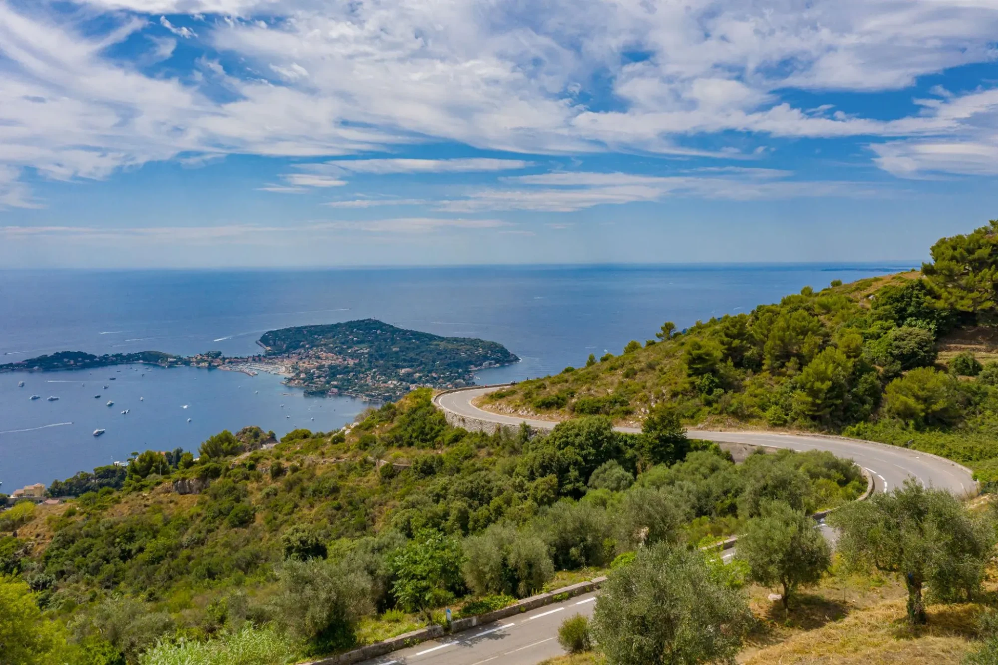 Road trip Côte d’Azur de Nice à Menton – route en lacets de la Corniche avec vue sur Saint-Jean-Cap-Ferrat Road trip Côte d'Azur de Nice à Menton route en lacets de la Corniche avec vue sur Saint-Jean-Cap-Ferrat