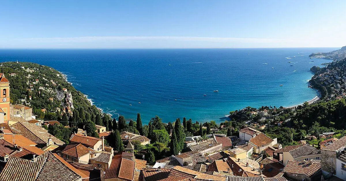 Roquebrune-Cap-Martin – vue sur les toits du village médiéval, le clocher et la baie de la Méditerranée Roquebrune-Cap-Martin vue sur les toits du village médiéval le clocher et la baie de la Méditerranée