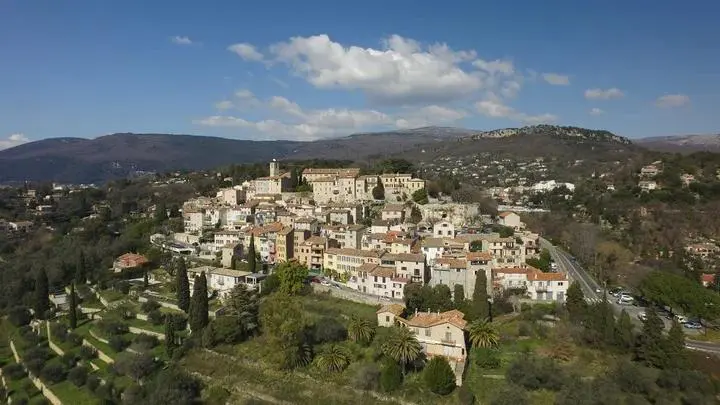 Opio, village provençal proche de nos gîtes Vue du village provençal d'Opio dans les Alpes-Maritimes, à proximité de nos gîtes sur la Côte d'Azur
