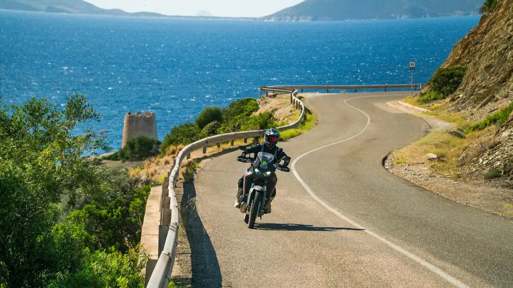 hebergement-motard-cote-azur-etape-voyage-moto Voyage à moto sur la Côte d'Azur – moto en étape devant un gîte de charme dans l'arrière-pays