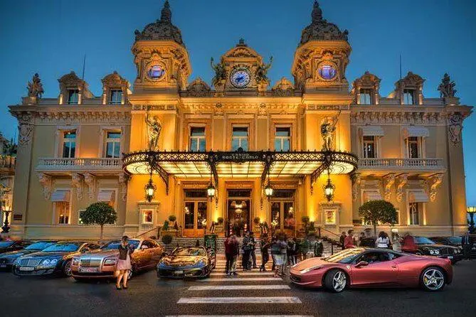 Les casinos de la Côte d’Azur, de Mandelieu à Monaco Casinos de la Côte d'Azur – façade Belle Époque du Casino de Monte-Carlo sur la place du Casino