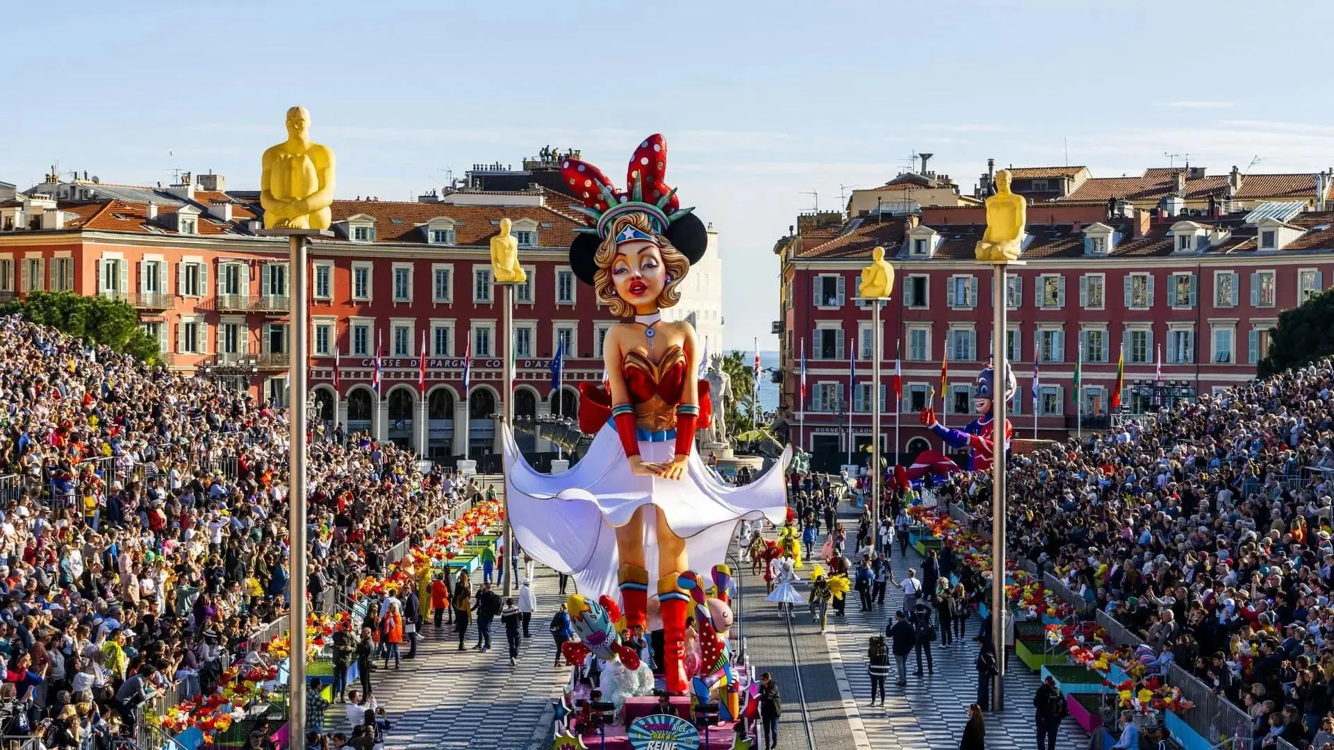 Le Carnaval de Nice, place Masséna Char géant du Carnaval de Nice défilant place Masséna pendant un corso