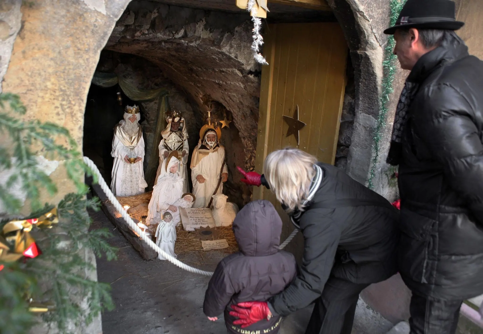 Le Circuit des Crèches de Lucéram, arrière-pays niçois Crèches exposées dans les ruelles du village médiéval de Lucéram à Noël